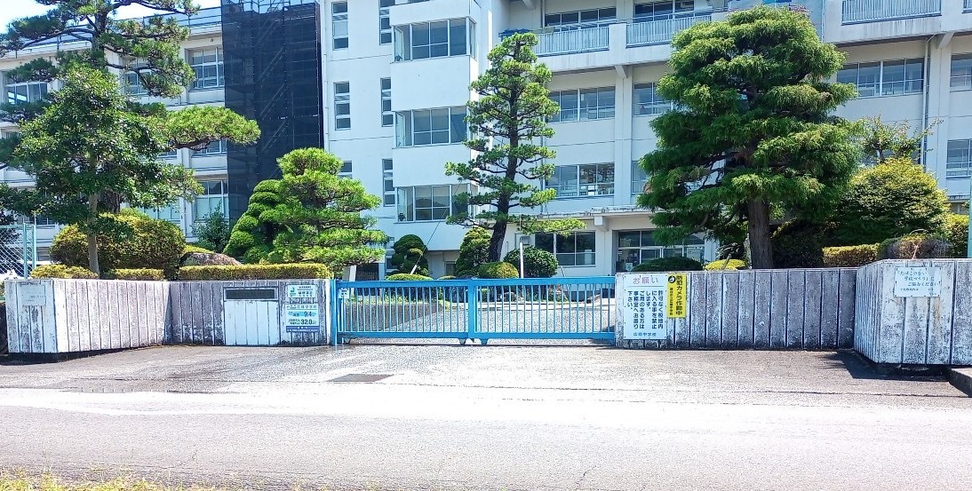 藤枝市　中学校正門